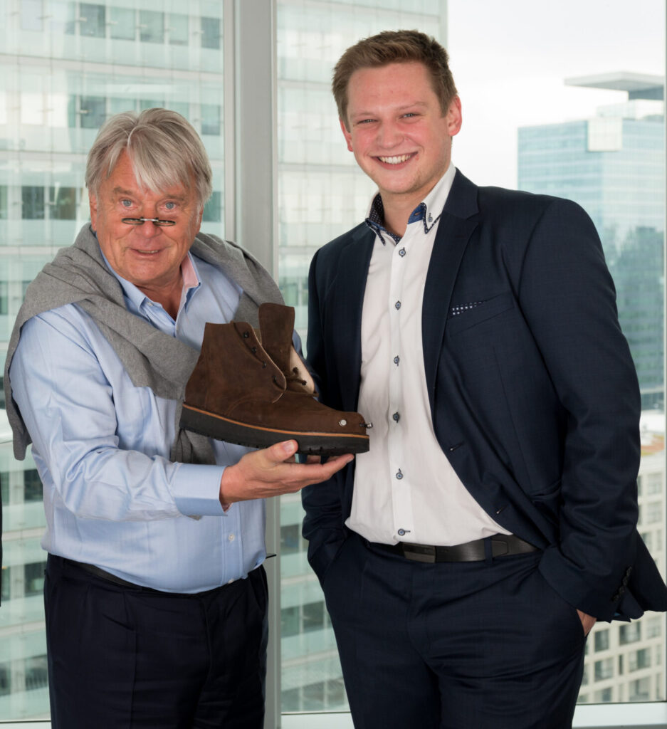 Hans Peter Haselsteiner und CEO Kevin Pajestka mit InnoMake Schuh